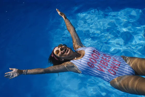 プールの中で幸せな女性 — ストック写真