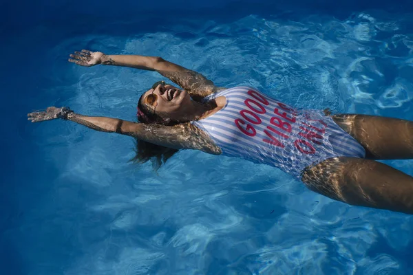 Mulher Dentro Piscina Desfrutando Feliz — Fotografia de Stock