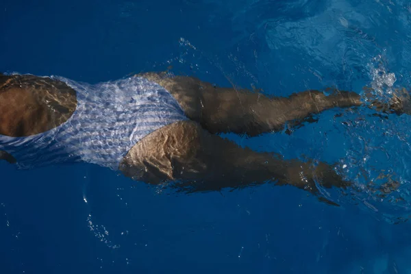 Mulher Dentro Piscina Desfrutando Feliz — Fotografia de Stock