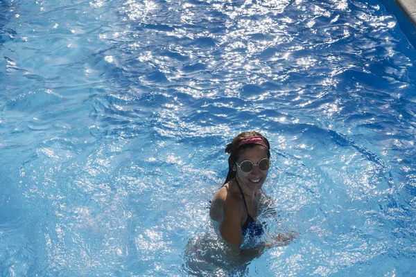 Mulher Dentro Piscina Desfrutando Feliz — Fotografia de Stock