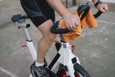 Açık statik Bisiklet ile fiziksel aktivite yapar adam