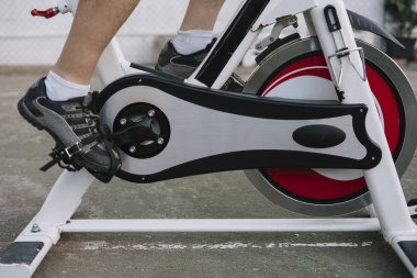 Açık statik Bisiklet ile fiziksel aktivite yapar adam