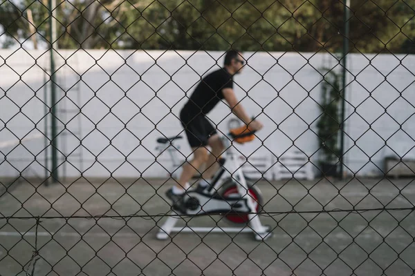 Человек Который Занимается Физической Активностью Открытом Статическом Велосипеде — стоковое фото