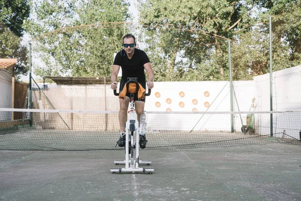 Uomo Che Svolge Attività Fisica Con Bicicletta Statica All Aperto — Foto Stock