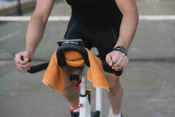 Hombre Que Realiza Actividad Física Con Bicicleta Estática Aire Libre — Foto de Stock