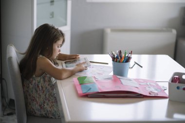 Küçük kız evde tablet kullanma