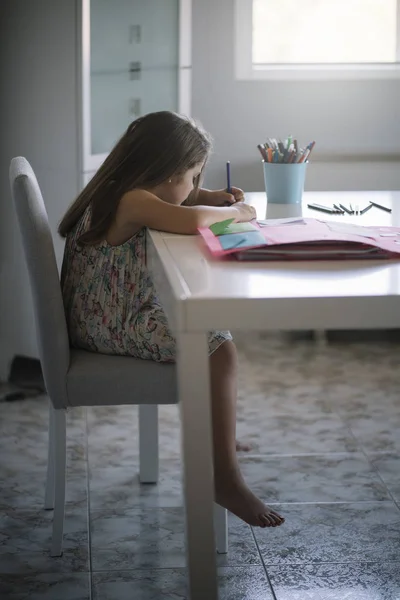 Menina Desenho Mesa — Fotografia de Stock