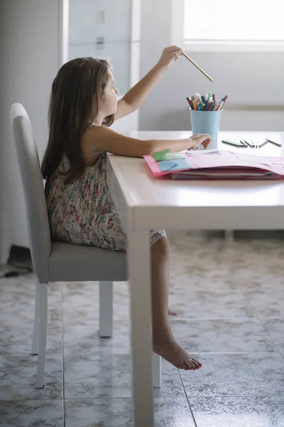 Mała Dziewczynka Rysunek Stole — Zdjęcie stockowe