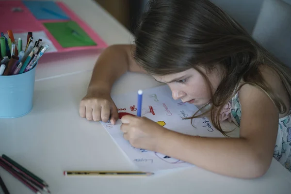 Menina Desenho Mesa — Fotografia de Stock