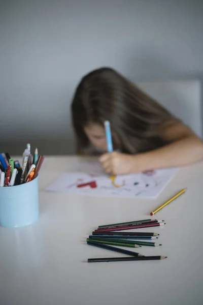 Маленькая Девочка Рисует Столе — стоковое фото