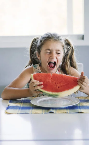 Gadis Kecil Makan Semangka Atas Meja — Stok Foto