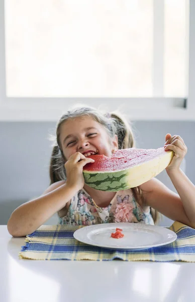 Gadis Kecil Makan Semangka Atas Meja — Stok Foto