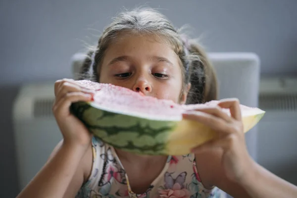 Gadis Kecil Makan Semangka Atas Meja — Stok Foto