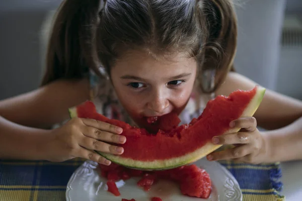 Gadis Kecil Makan Semangka Atas Meja — Stok Foto