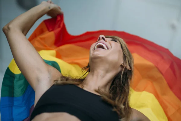 Hermosa Mujer Con Bandera Colorida — Foto de Stock