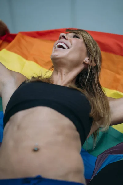 Mulher Bonita Com Bandeira Colorida — Fotografia de Stock