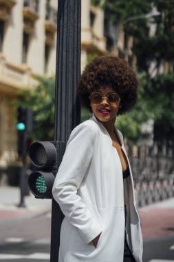 Madrid İspanya sokaklarda afro için güzel kız.