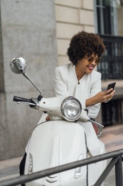 Madrid İspanya motosiklet ile sokaklarda afro için güzel kız.