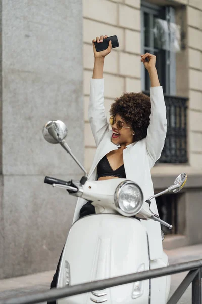 Hermosa Chica Para Afro Las Calles Madrid España Con Moto —  Fotos de Stock