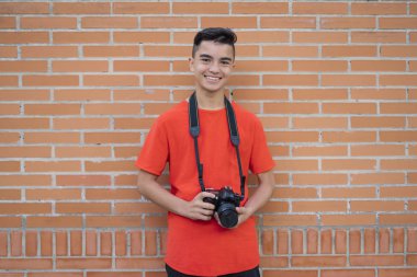 Kamera asılı olan genç adam portresi