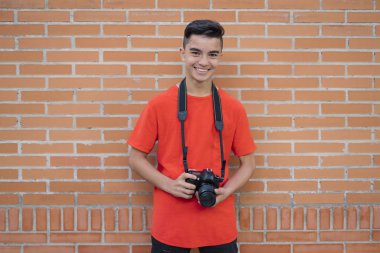 Kamera asılı olan genç adam portresi