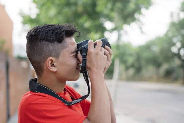 Porträt Eines Jungen Mannes Beim Fotografieren — Stockfoto