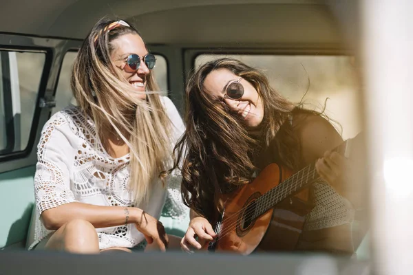 Duas Mulheres Com Guitarra Carrinha Velha — Fotografia de Stock