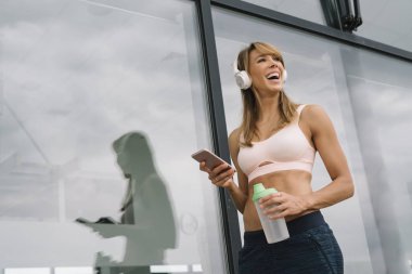 Güzel sarışın kadın egzersiz dinlenme.