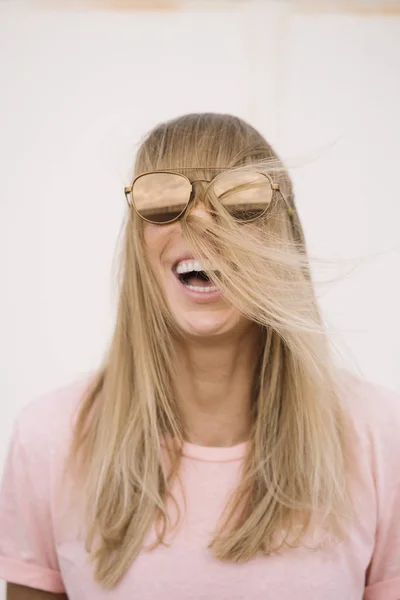 Αστείο Πορτρέτο Του Νεαρή Γυναίκα Γυαλιά Ηλίου Που Δείχνει — Φωτογραφία Αρχείου
