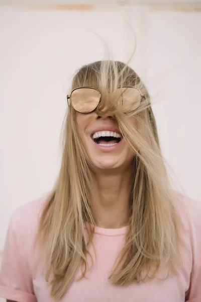 Drôle Portrait Jeune Femme Avec Des Lunettes Soleil Montrant — Photo