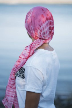 Bir göl seyir kafasına pembe bir eşarp ile gülümseyen kadın