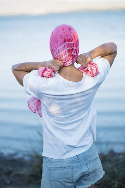 Donna Sorridente Con Una Sciarpa Rosa Testa Guardando Lago — Foto Stock