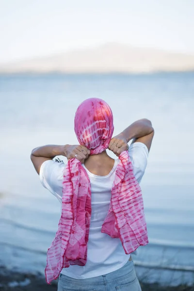 Donna Sorridente Con Una Sciarpa Rosa Testa Guardando Lago — Foto Stock