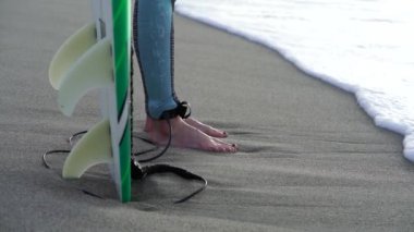 Genç kadın onun surfboard dalga sörf