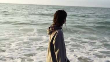 Genç kadın onun surfboard dalga sörf