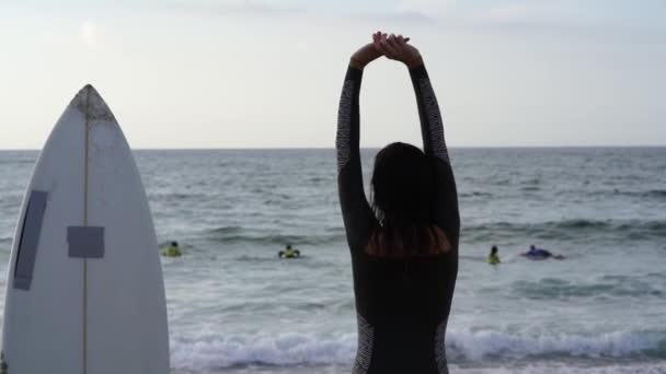 Junge Frau Surft Auf Der Welle Auf Seinem Surfbrett — Stockvideo