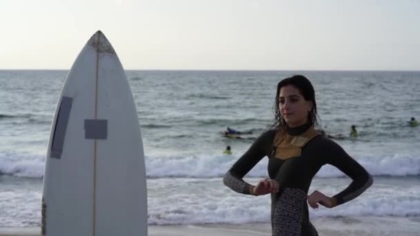 Jeune Femme Surfant Vague Sur Planche Surf — Video