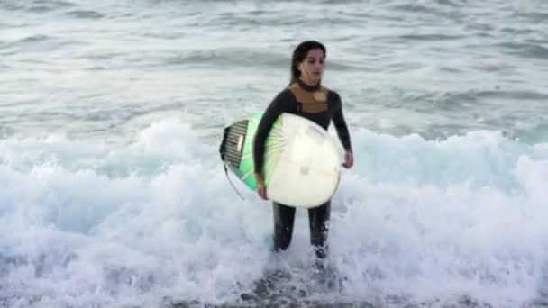 Mujer Joven Surfeando Ola Tabla Surf — Vídeos de Stock