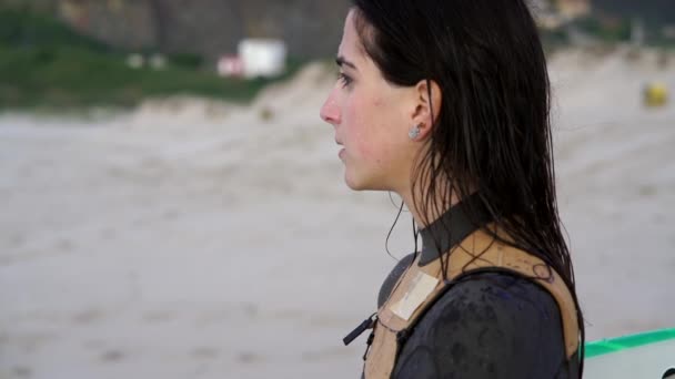 Mujer Joven Surfeando Ola Tabla Surf — Vídeos de Stock