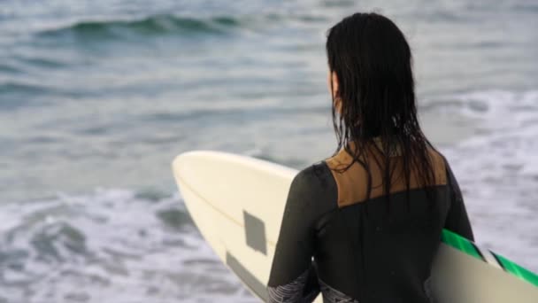 Jeune Femme Surfant Vague Sur Planche Surf — Video