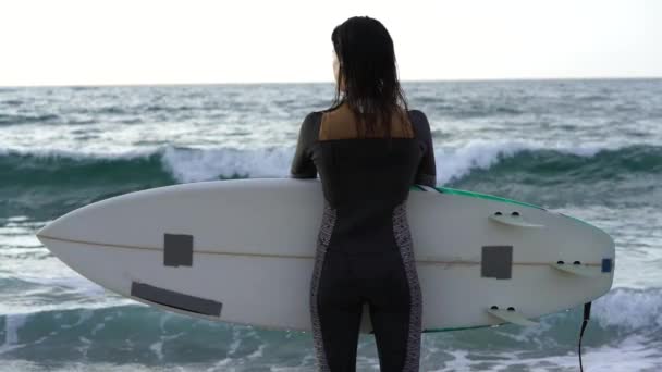 Ung Kvinna Surfa Vågen Sin Surfbräda — Stockvideo