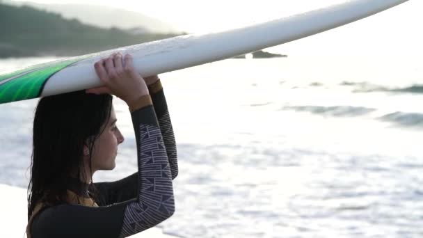 Jovem Surfando Onda Sua Prancha — Vídeo de Stock