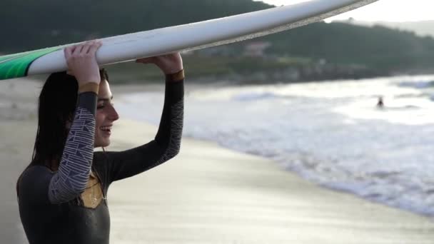 Mladá Žena Surfování Vlně Jeho Surf — Stock video