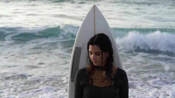 冲浪的年轻妇女在他的冲浪板波浪 — 图库视频影像