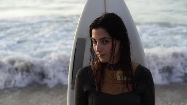 Mujer Joven Surfeando Ola Tabla Surf — Vídeo de stock