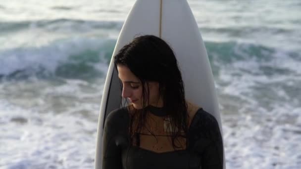 Genç Kadın Onun Surfboard Dalga Sörf — Stok video