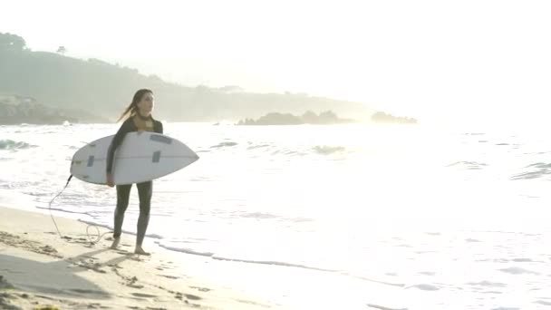 Ung Kvinna Surfa Vågen Sin Surfbräda — Stockvideo