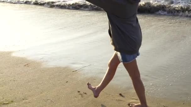 Mujer Joven Surfeando Ola Tabla Surf — Vídeo de stock