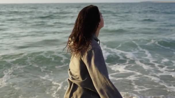 Ung Kvinna Surfa Vågen Sin Surfbräda — Stockvideo