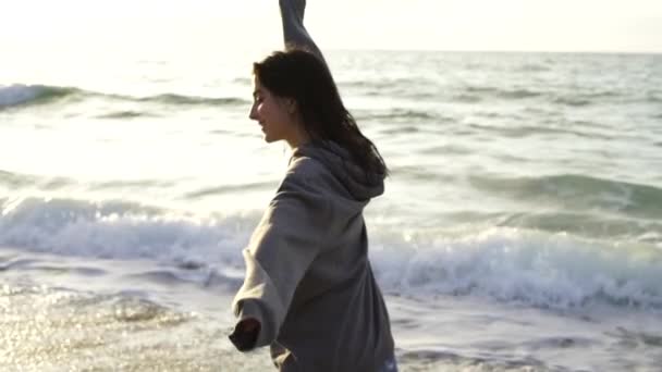 Junge Frau Surft Auf Der Welle Auf Seinem Surfbrett — Stockvideo
